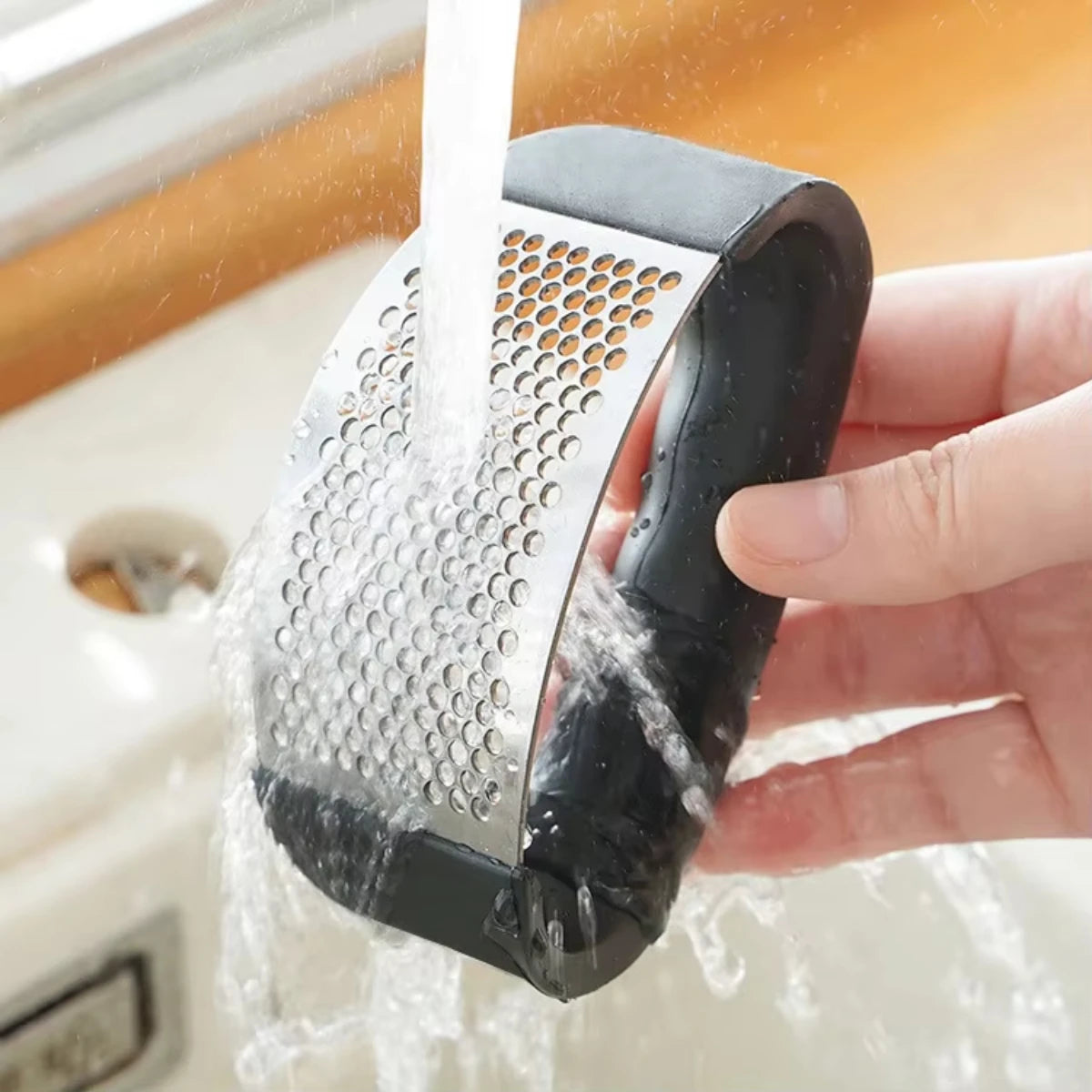 GarliGrip – Stainless Steel Garlic Crusher & Mincer
